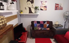 Guesthouse Familial Pour 1 A 5 Personnes De 42M2 Accessible Handic - Rez De Chaussee-Vues Sur Rue Et Patio Prive - Sejour,Chambre Separee,Cuisine,Salle De Bain,Lit Double Et 2 Canape-Lit - Entree De La Rue Berzelius-5 Minutes Du Metro Brochant-Ligne1
