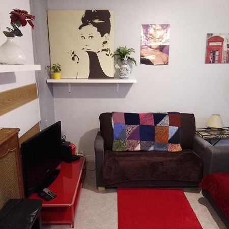 Guesthouse Familial Pour 1 A 5 Personnes De 42M2-Accessible Handic - Rez De Chaussee-Vues Sur Rue Et Patio Prive - Sejour,Chambre Separee,Cuisine,Salle De Bain,Lit Double Et 2 Canape-Lit - Entree De La Rue Berzelius-5 Minutes Du Metro Brochant-Ligne1 París Exterior foto