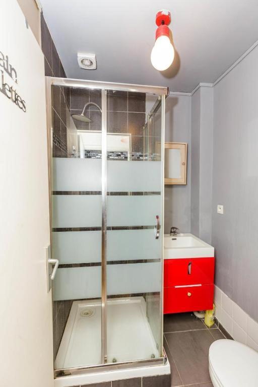 Red Guesthouse,3 Pieces De 40M2,Sejour,Salle A Manger Et Chambre,2 Lits Double Pour 1,2,3 Personnes,Niveau Rez De Chaussee,Entree Cote Rue Berzelius Paris 17,Calme,Vue Sur Patio Prive Ombrage-Ligne13 Stations Metro Porte De Clichy Et Brochant-Bus 54, Exterior foto