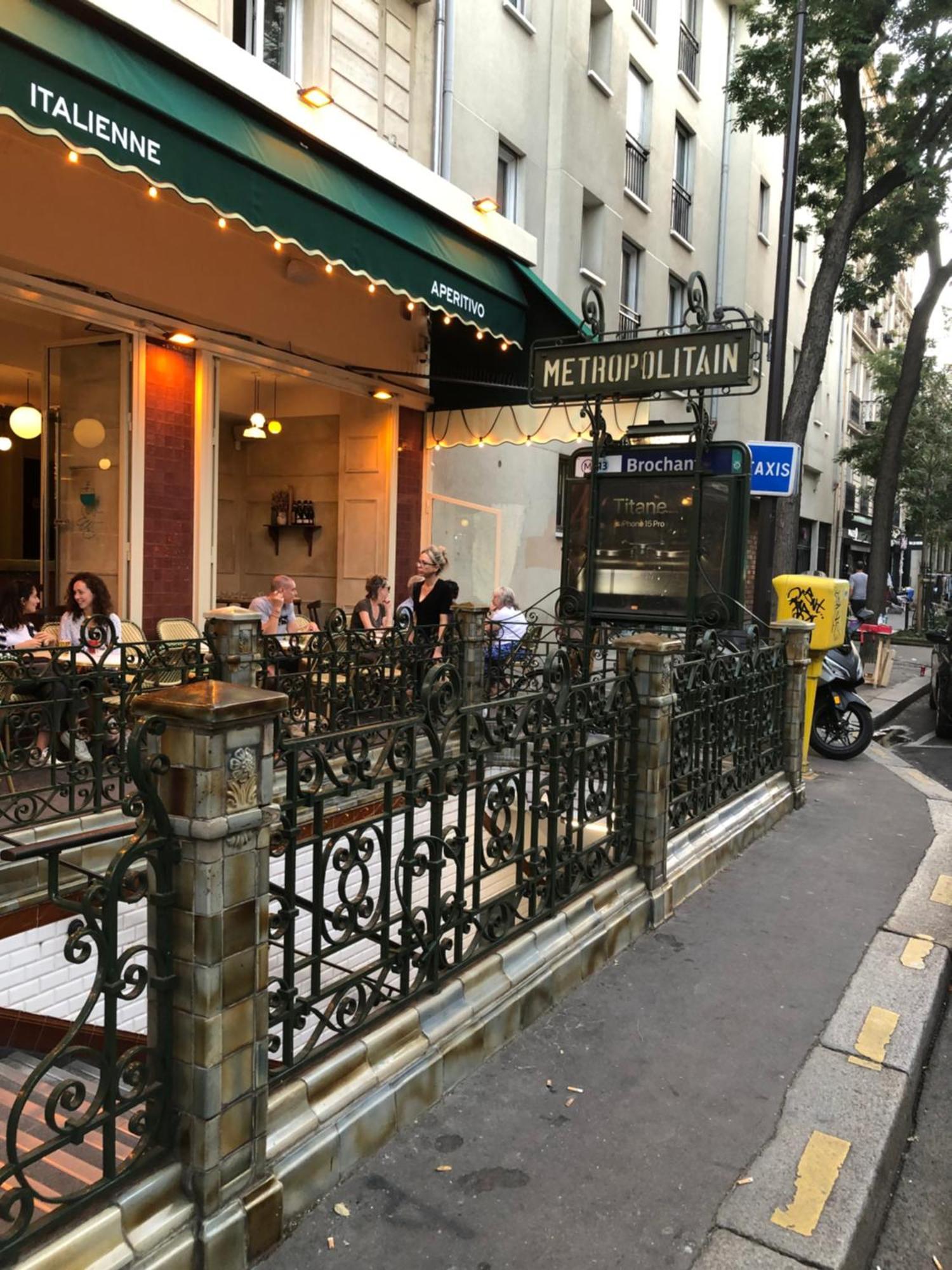 Red Guesthouse,3 Pieces De 40M2,Sejour,Salle A Manger Et Chambre,2 Lits Double Pour 1,2,3 Personnes,Niveau Rez De Chaussee,Entree Cote Rue Berzelius Paris 17,Calme,Vue Sur Patio Prive Ombrage-Ligne13 Stations Metro Porte De Clichy Et Brochant-Bus 54, Exterior foto