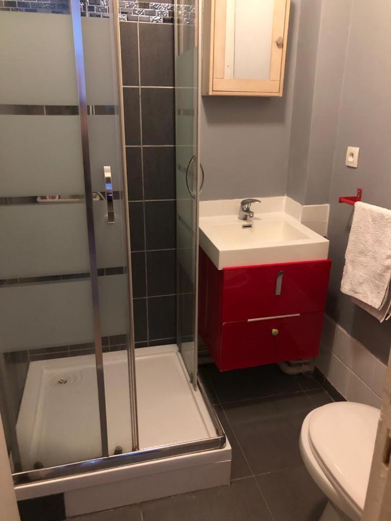 Red Guesthouse,3 Pieces De 40M2,Sejour,Salle A Manger Et Chambre,2 Lits Double Pour 1,2,3 Personnes,Niveau Rez De Chaussee,Entree Cote Rue Berzelius Paris 17,Calme,Vue Sur Patio Prive Ombrage-Ligne13 Stations Metro Porte De Clichy Et Brochant-Bus 54, Exterior foto