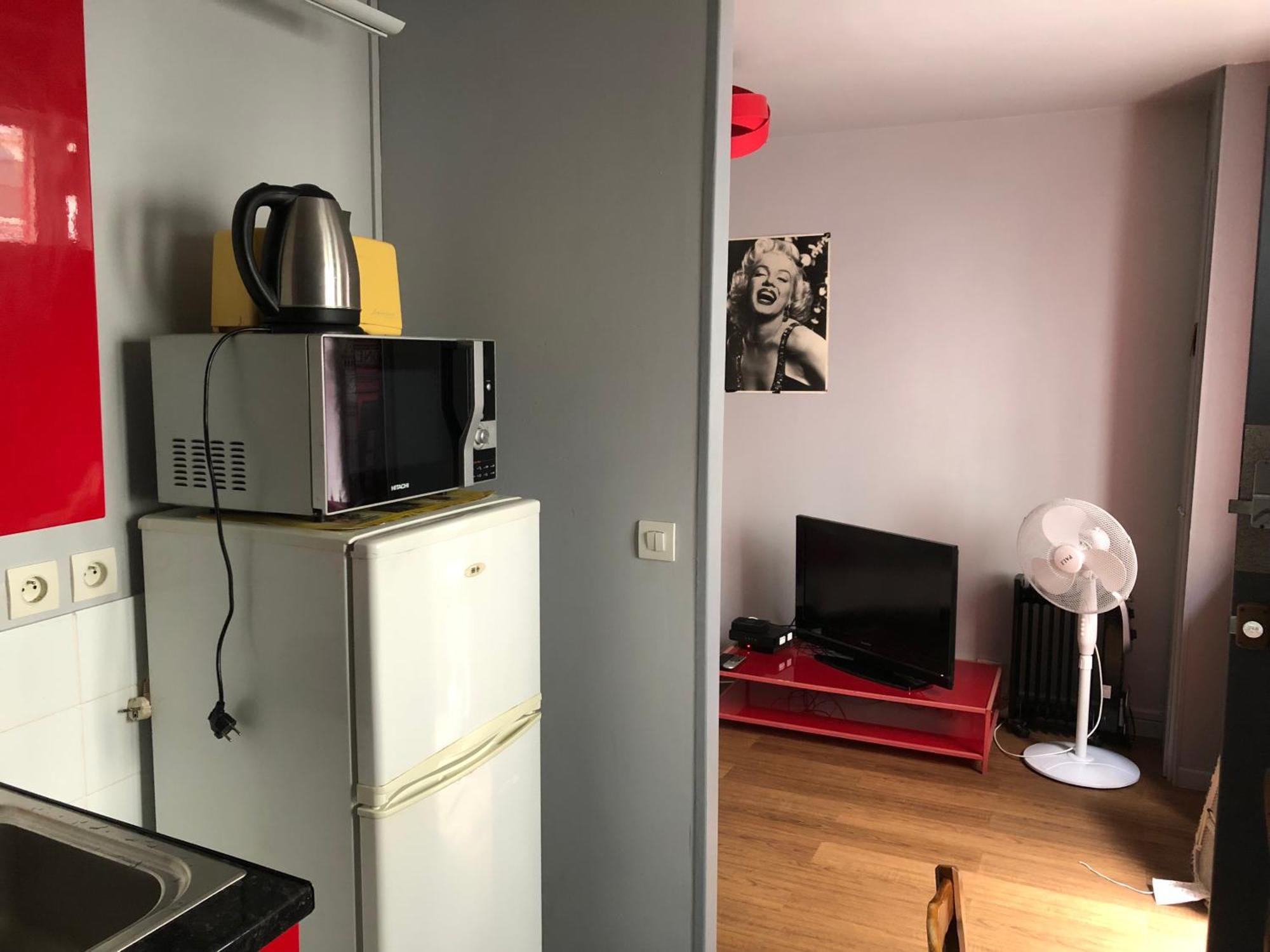 Red Guesthouse,3 Pieces De 40M2,Sejour,Salle A Manger Et Chambre,2 Lits Double Pour 1,2,3 Personnes,Niveau Rez De Chaussee,Entree Cote Rue Berzelius Paris 17,Calme,Vue Sur Patio Prive Ombrage-Ligne13 Stations Metro Porte De Clichy Et Brochant-Bus 54, Exterior foto